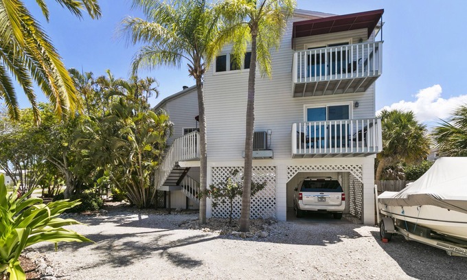 Longbeach Village Casa | Charming Longboat Village Hideaway–2BR in a Quiet Coastal Neighborhood by RVA