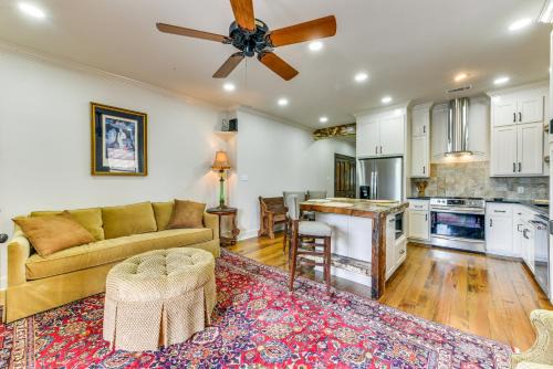 New Roads Apartamento | Charming Louisiana Getaway with Furnished Balcony!