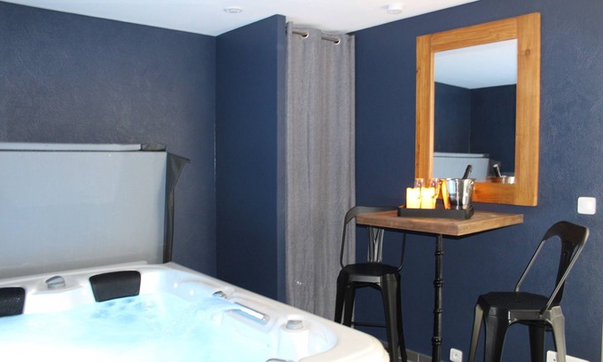 Fontenay-le-Comte Casa | Charming love room Althea