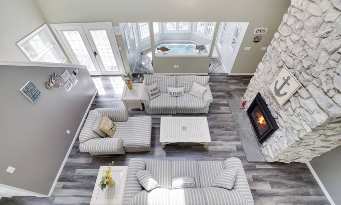 Wallenpaupauk Lake Estates Casa | Charming & luxurious retreat nestled in the serene Wallenpaupack Lake Estates.