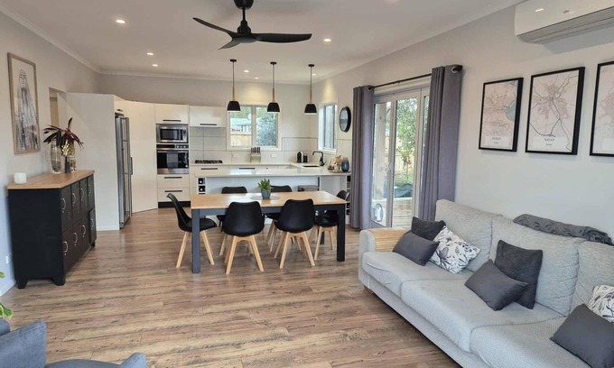 Leamington Casa | Charming meets modern with private garden retreat