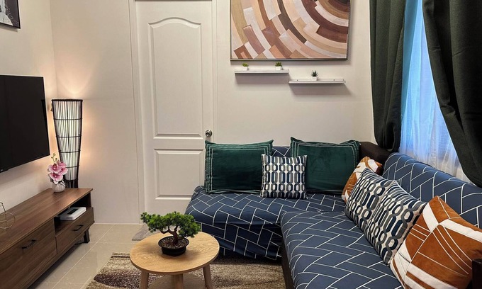 Talisay Condominio | Charming Mel's Place -1bedroom condo near SM Seaside with AC, WiFi & Netflix