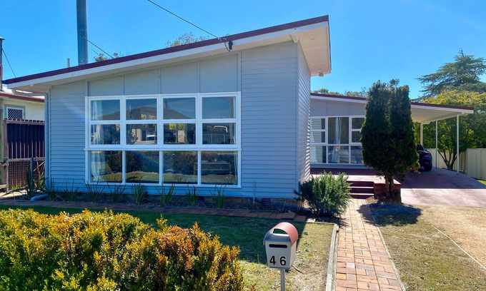 Stanthorpe Casa | Charming Mid Century Bungalow- entire home