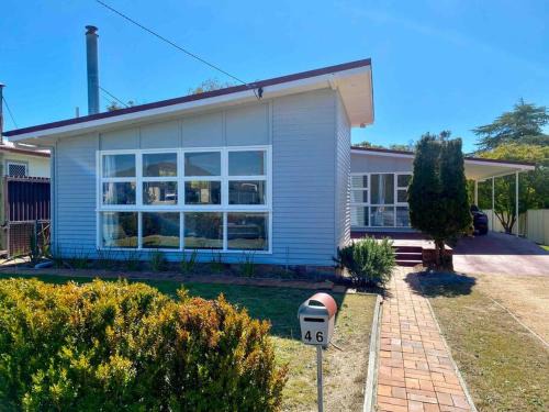 Stanthorpe Casa | Charming Mid Century Bungalow- Entire home