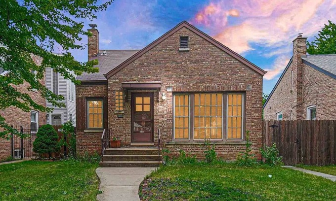 Jefferson Park Casa | Charming Mid-Century Home Near O’Hare Airport