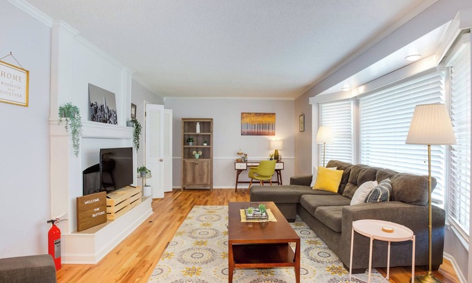 Merriam Casa | Charming Mid-Century Ranch w/Dual Living Space