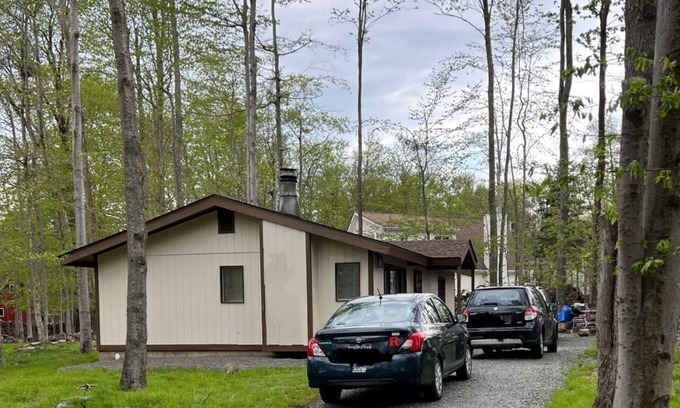 Tobyhanna Cabina | Charming, modern 2-bedroom tiny home/cabin with WiFi, AC in fabulous Tobyhanna