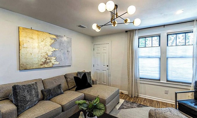 Downtown Apartamento | Charming, modern, 2nd floor home-away-from-home