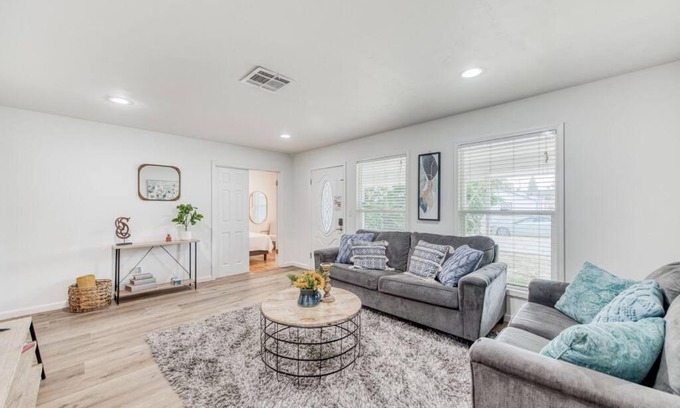 Fig Garden Casa | Charming Modern 3BR Fresno House