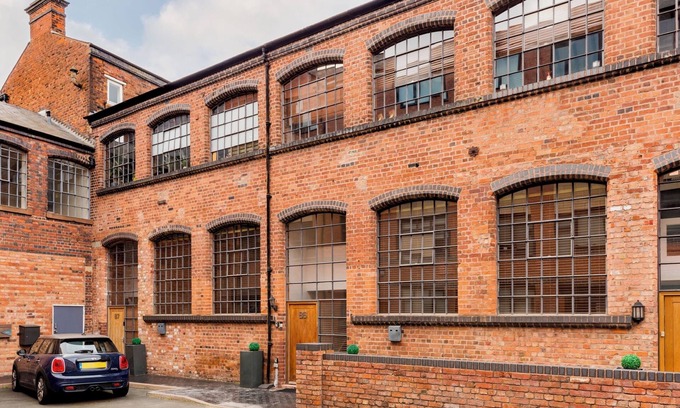 Birmingham City Centre Casa | Charming, modern and spacious 4bed townhome with WiFi in JQ with secure parking