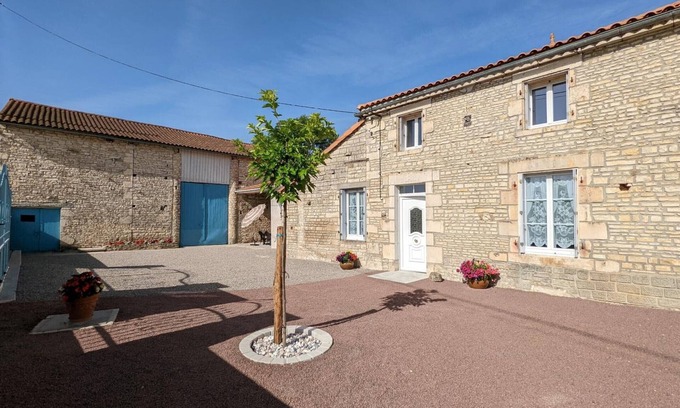 Puyreaux Cabaña | Casa espaciosa y luminosa con patio privado y todas las comodidades en un tranquilo pueblo de Charente