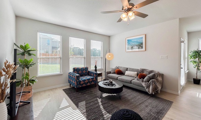 Denton Casa | Charming Modern Farmhouse with 4 bedrooms in welcoming Denton