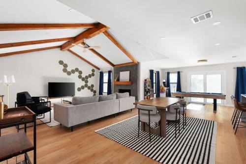 West Oak Hill Casa | Charming Modern Retreat in the Heart of Austin