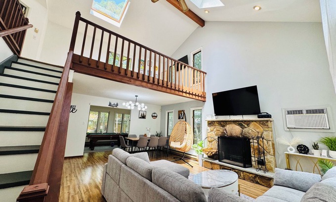 East Stroudsburg Chalet De Esquí | Charming Mountain House with Movie Theater