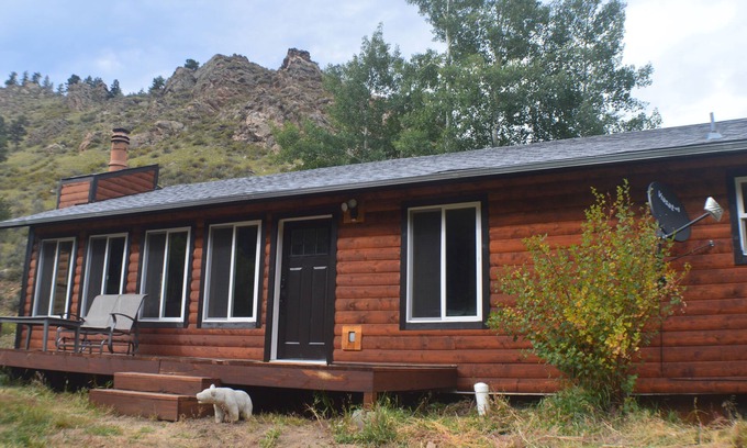 Grant Cabina | Charming Mountain Log Cabin Duplex Close to Trails