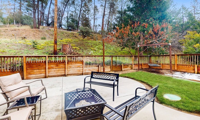 Yosemite Forks Cabina | Charming mountain retreat with wraparound deck, wood stove, & washer/dryer