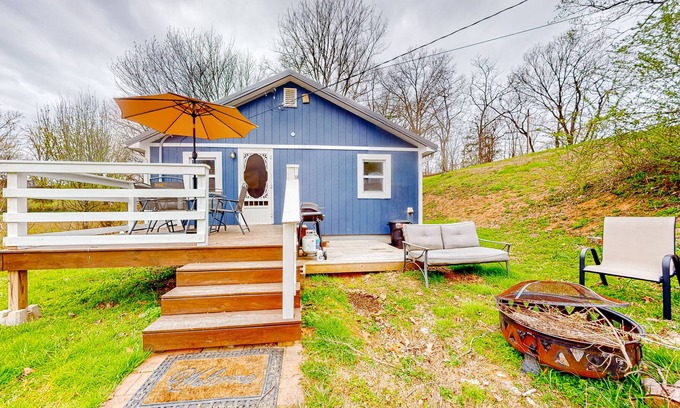 Andersonville Cabaña | Charming mountain-view cottage with golf nearby, firepit & W/D - dog-friendly