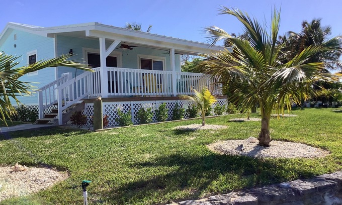Williams Town Apartamento | Charming New Blue Studio on water with dock, WiFi & AC in fun time Freeport