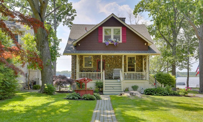 Orange Lake Casa | Charming Newburgh Home: Waterfront on Orange Lake!