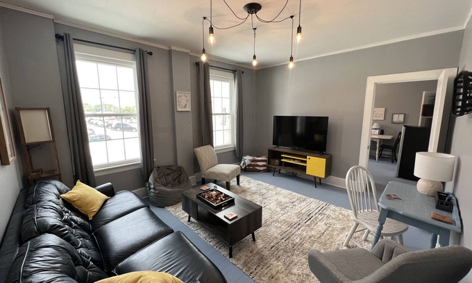 Bedford Apartamento | Charming newly remodeled 1890’s, 3bd, 1Ba Downtown Bedford Loft