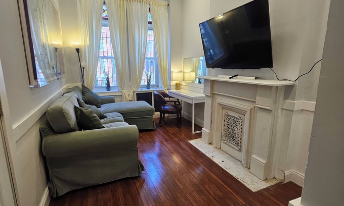 Jersey City Apartamento | Charming newly renovated full floor Jersey City brownston with WiFi, AC