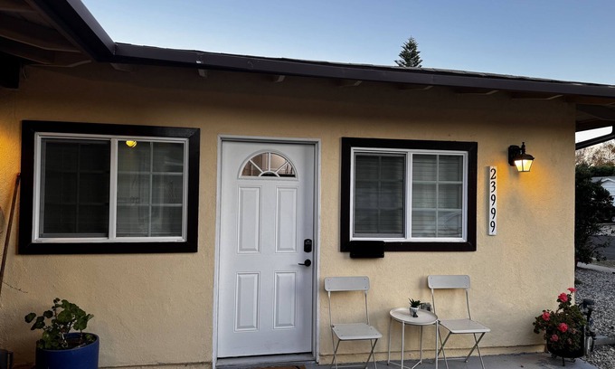 West Hills Apartamento | Charming Newly Renovated Modern Studio w/ Private Entrance and Prime Location