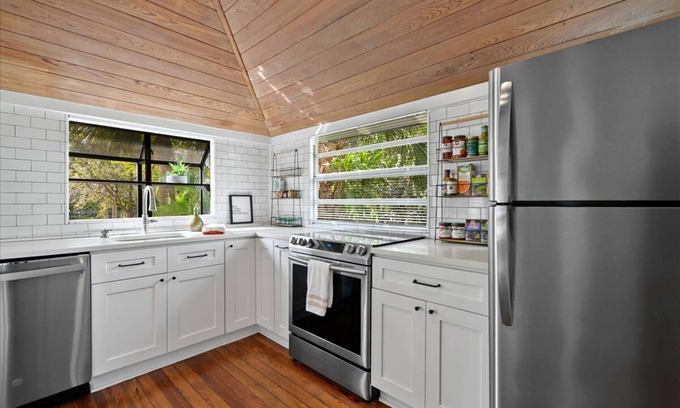 Northwood Shores Cabaña | Charming Northwood Cottage.