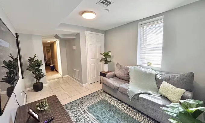 North Bergen Apartamento | Charming NYC-Themed Retreat in North Bergen – Just Minutes from Midtown!