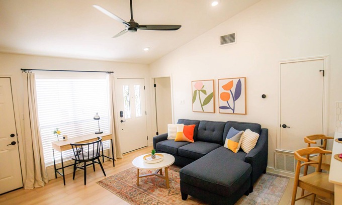 East Oak Hill Casa | Charming Oak Hill Bungalow / Family Friendly - Quiet Neighborhood