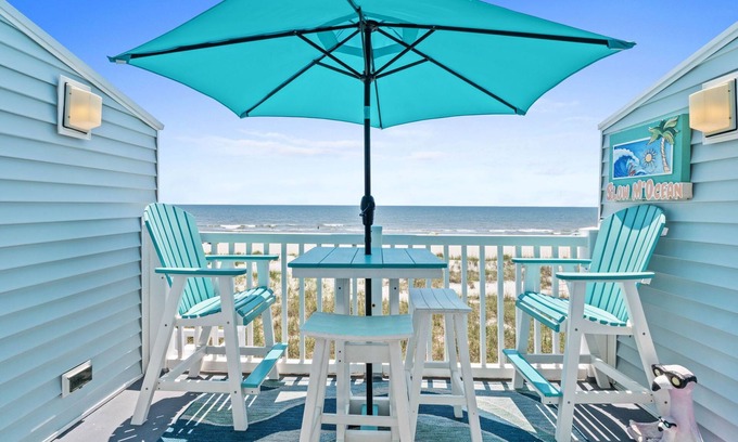 Ocean Isle Beach Condominio | Charming Oceanfront 2BR Condo + Pool on Ocean Isle Beach, NC