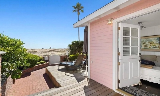 Balboa Peninsula Condominio | Charming Oceanfront Cottage w/ Large Patio!