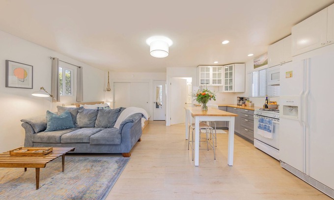 Meiners Oaks Casa | Charming Ojai bungalow in great location with mountain views!