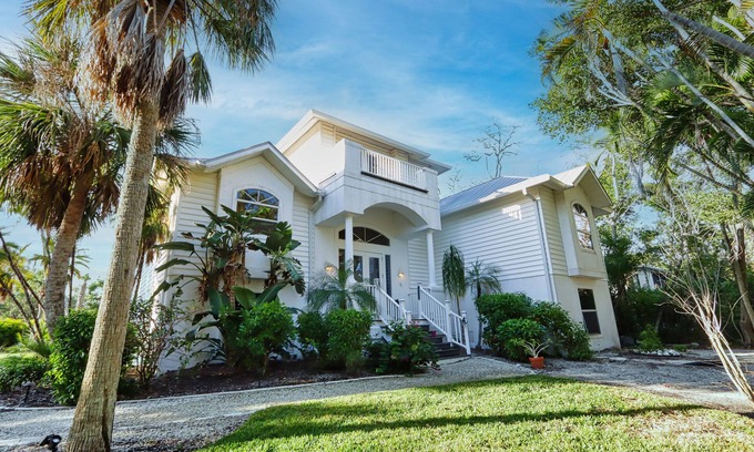 Beachview Country Club Estates Casa | Charming Old Florida Style Vacation Rental Home - Sanibel Fitz You