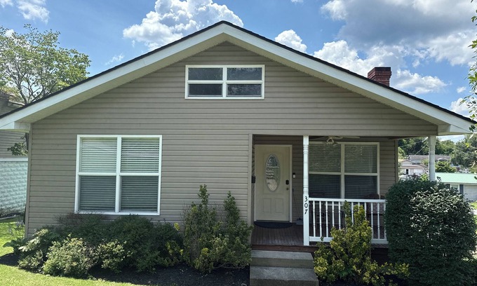 Summerlee Casa | Charming on Chestnut - 8.1 miles from the New River Gorge National Park