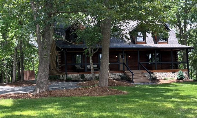 Bowling Green Cabina | Charming One-Of-A-Kind Log Cabin with Space for Everyone!