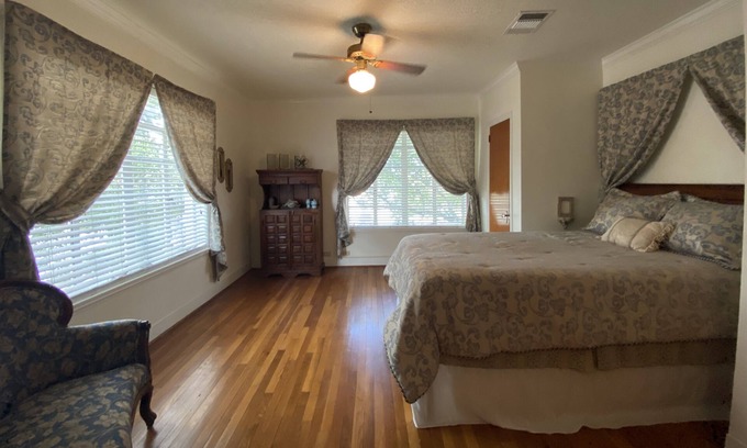 Brenham Casa | Charming original 1940's home in the heart of downtown Brenham