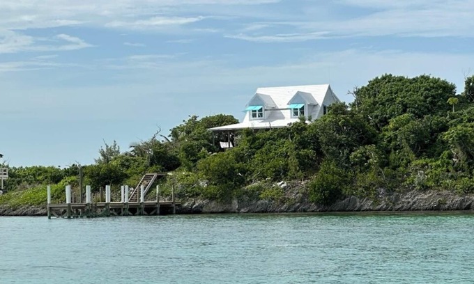 Lubbers Quarters Cay Casa | Charming Out-island Cottage with Private Dock on Tilloo Cay