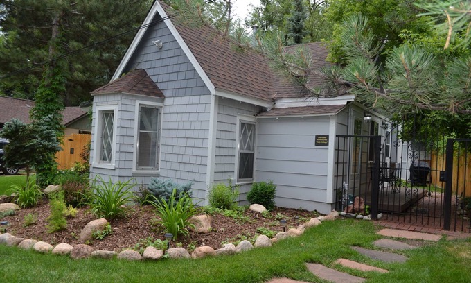 Broadmoor Casa | Charming, Peaceful and Newly Renovated 2 Bedroom Cottage!
