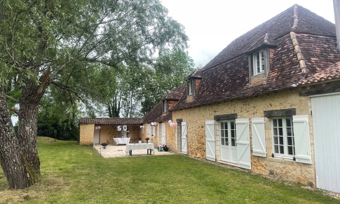 Issac Otro | Charming Périgord farmhouse with breathtaking views over the valley and garden