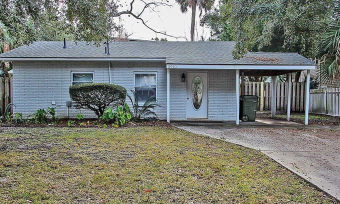 Isle of Palms Casa | Charming Pet Friendly Home, fenced in back yard, Close to Beach!