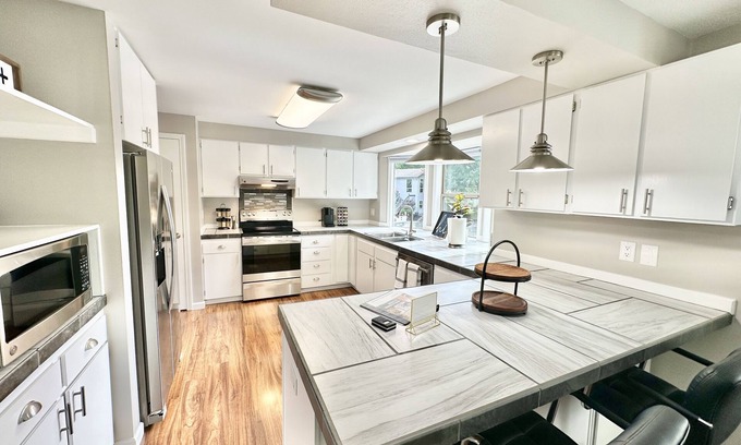 Bull Mountain Casa | Charming, Pet-Friendly 3BR Home, Storybook yard!