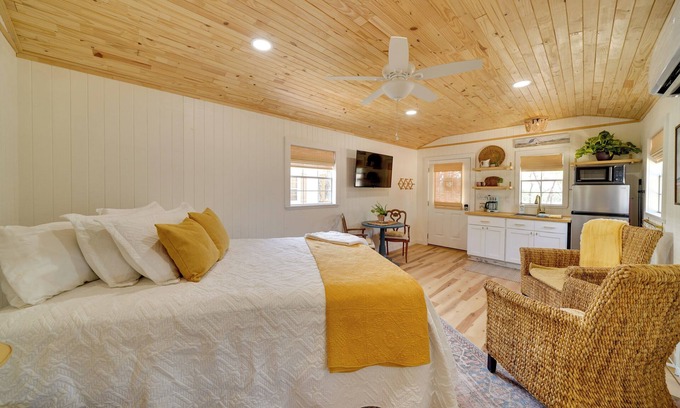 Bandera Apartamento | Charming & Pet-Friendly Bandera Studio w/ Fire Pit