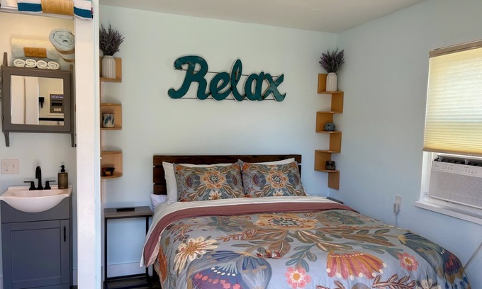 Rodanthe Apartamento | Charming pet friendly studio 350 feet away from the Rodanthe Pier and the beach.