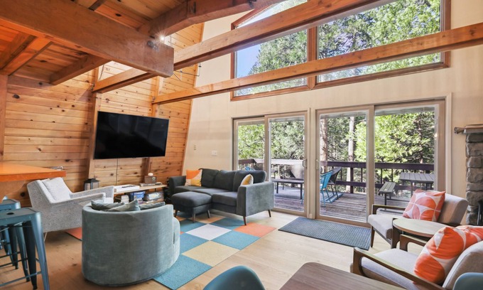 Strawberry Cabina | Charming Pinecrest Cabin w/ Private Deck