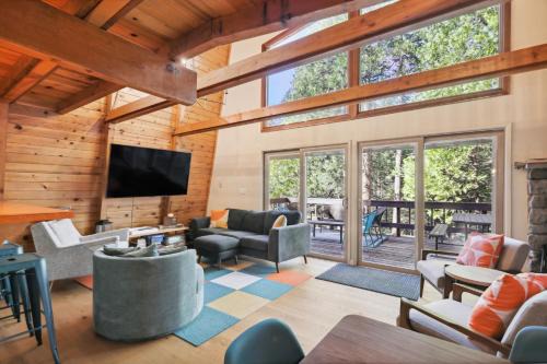 Strawberry Casa | Charming Pinecrest Cabin with Private Deck
