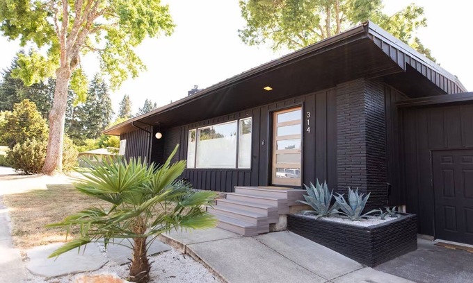Monmouth Casa | Charming PNW Modern Oasis – Great Location, Spacious 3-Bedroom Comfort