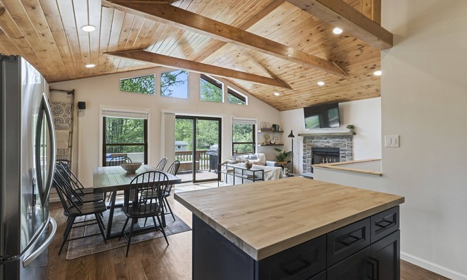 Long Pond Chalet De Esquí | Charming Pocono Chalet with Sauna and Hot Tub