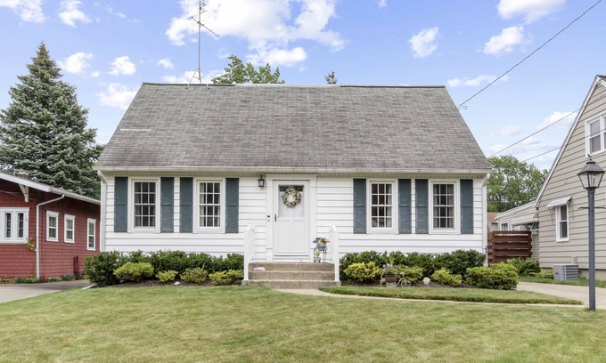 Erie Casa | Charming Presque Isle Home w/Lake Access