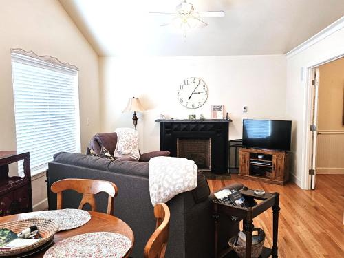Myrtle Creek Casa | Charming, Private Cottage in Myrtle Creek