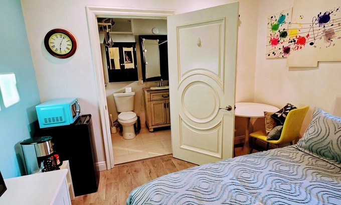 Tarzana Apartamento | Charming Private Guesthouse with Pool